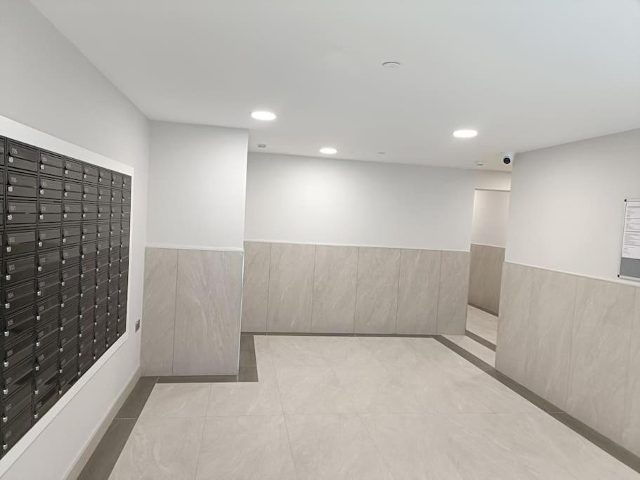 Snuggle Inn - Riverside Apartments - Views Over Looking London River Thames, Close To O2 Arena, London Excel, London City Airport, Thames Clipper- River Boat Service, Woolwich Ferry, Onsite Parking, Twin Room Option Available المظهر الخارجي الصورة