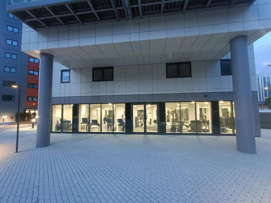 Snuggle Inn - Riverside Apartments - Views Over Looking London River Thames, Close To O2 Arena, London Excel, London City Airport, Thames Clipper- River Boat Service, Woolwich Ferry, Onsite Parking, Twin Room Option Available المظهر الخارجي الصورة