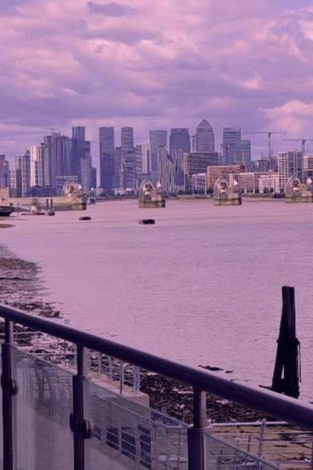 Snuggle Inn - Riverside Apartments - Views Over Looking London River Thames, Close To O2 Arena, London Excel, London City Airport, Thames Clipper- River Boat Service, Woolwich Ferry, Onsite Parking, Twin Room Option Available المظهر الخارجي الصورة