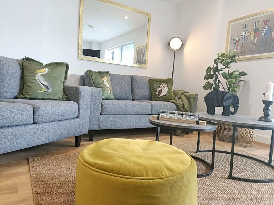 Snuggle Inn - Riverside Apartments - Views Over Looking London River Thames, Close To O2 Arena, London Excel, London City Airport, Thames Clipper- River Boat Service, Woolwich Ferry, Onsite Parking, Twin Room Option Available المظهر الخارجي الصورة