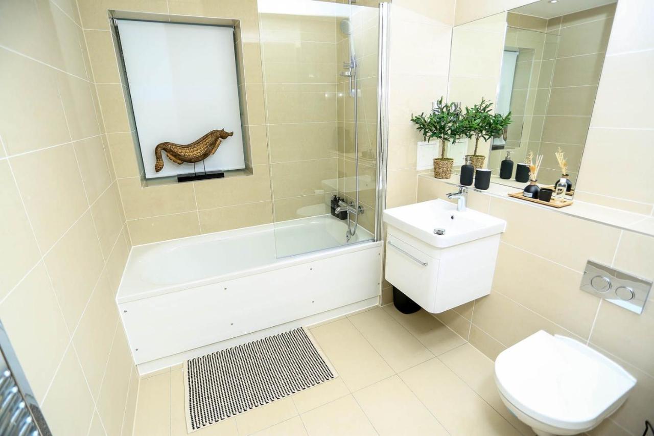 Snuggle Inn - Riverside Apartments - Views Over Looking London River Thames, Close To O2 Arena, London Excel, London City Airport, Thames Clipper- River Boat Service, Woolwich Ferry, Onsite Parking, Twin Room Option Available المظهر الخارجي الصورة