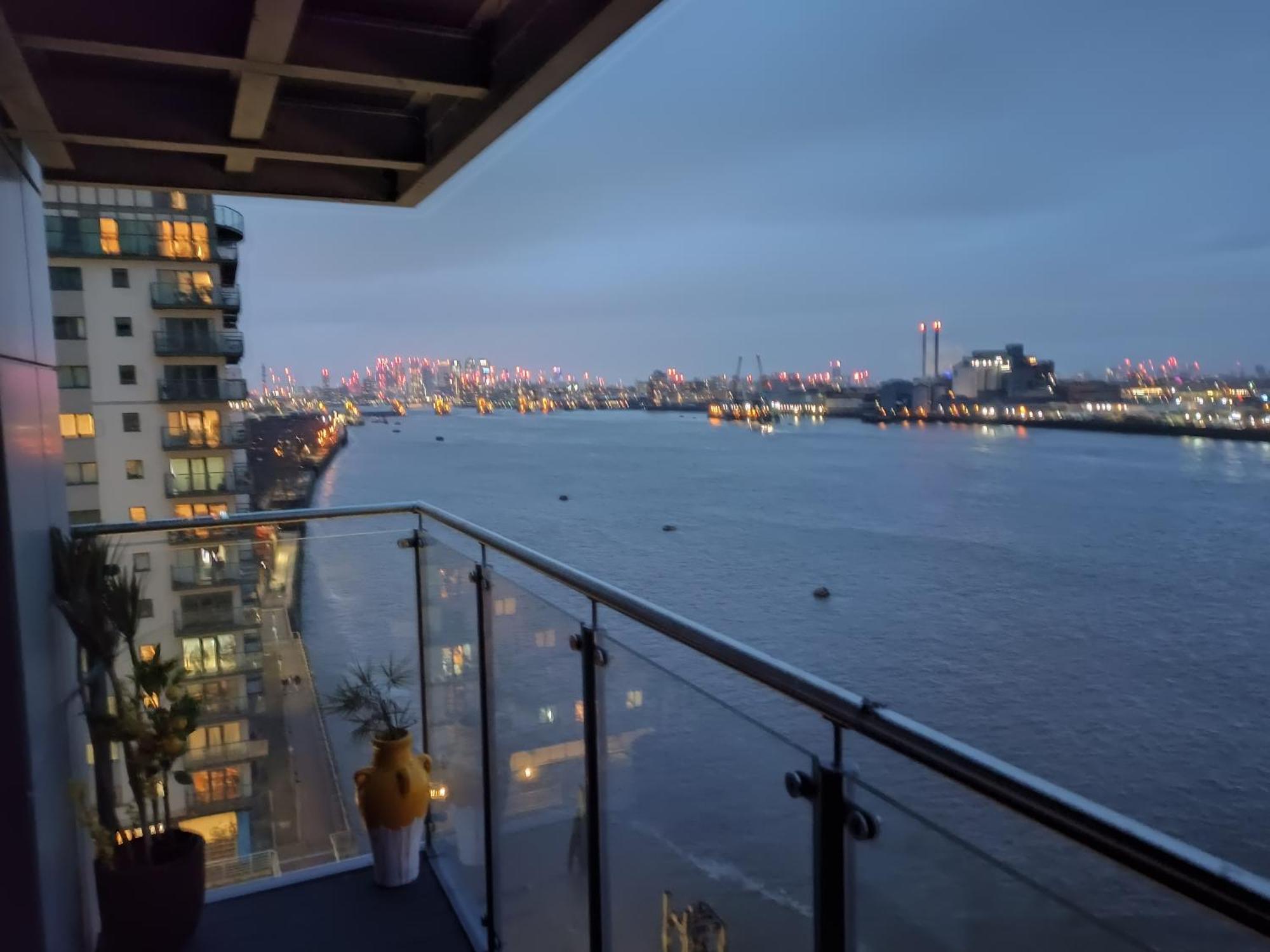 Snuggle Inn - Riverside Apartments - Views Over Looking London River Thames, Close To O2 Arena, London Excel, London City Airport, Thames Clipper- River Boat Service, Woolwich Ferry, Onsite Parking, Twin Room Option Available المظهر الخارجي الصورة