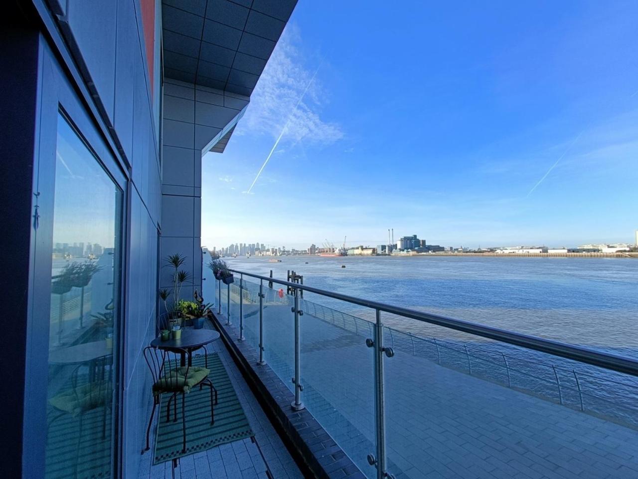 Snuggle Inn - Riverside Apartments - Views Over Looking London River Thames, Close To O2 Arena, London Excel, London City Airport, Thames Clipper- River Boat Service, Woolwich Ferry, Onsite Parking, Twin Room Option Available المظهر الخارجي الصورة