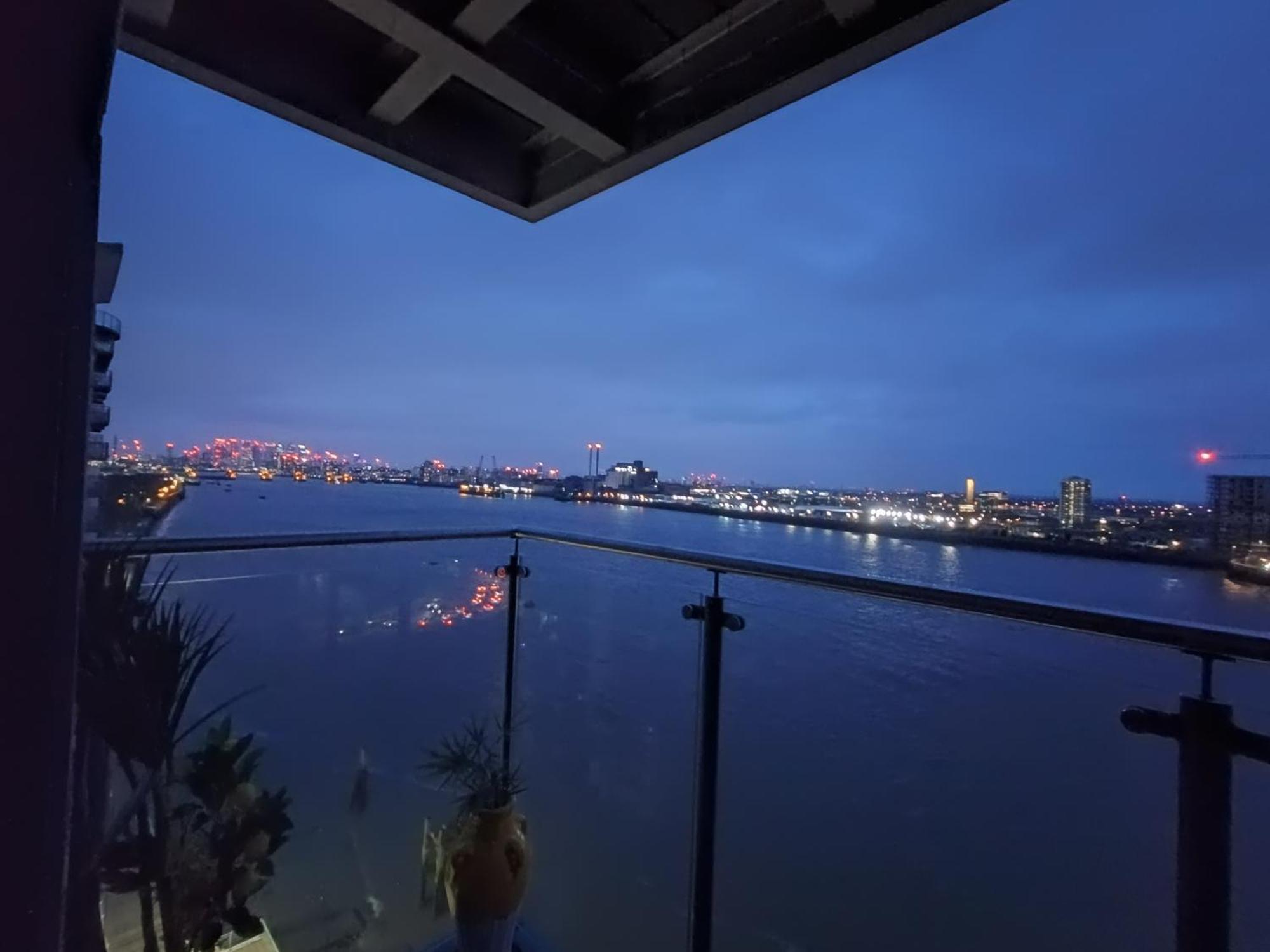 Snuggle Inn - Riverside Apartments - Views Over Looking London River Thames, Close To O2 Arena, London Excel, London City Airport, Thames Clipper- River Boat Service, Woolwich Ferry, Onsite Parking, Twin Room Option Available المظهر الخارجي الصورة