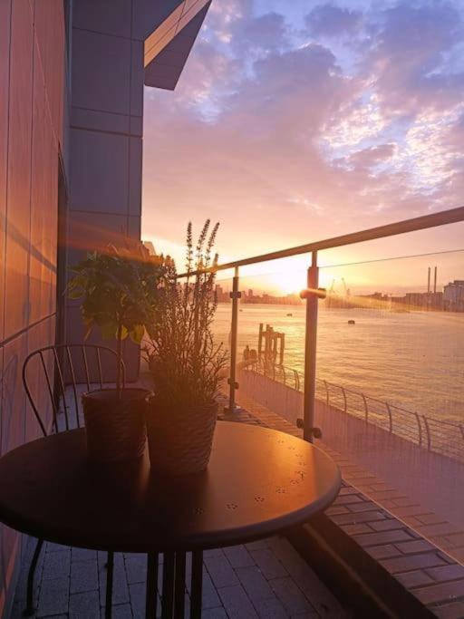 Snuggle Inn - Riverside Apartments - Views Over Looking London River Thames, Close To O2 Arena, London Excel, London City Airport, Thames Clipper- River Boat Service, Woolwich Ferry, Onsite Parking, Twin Room Option Available المظهر الخارجي الصورة