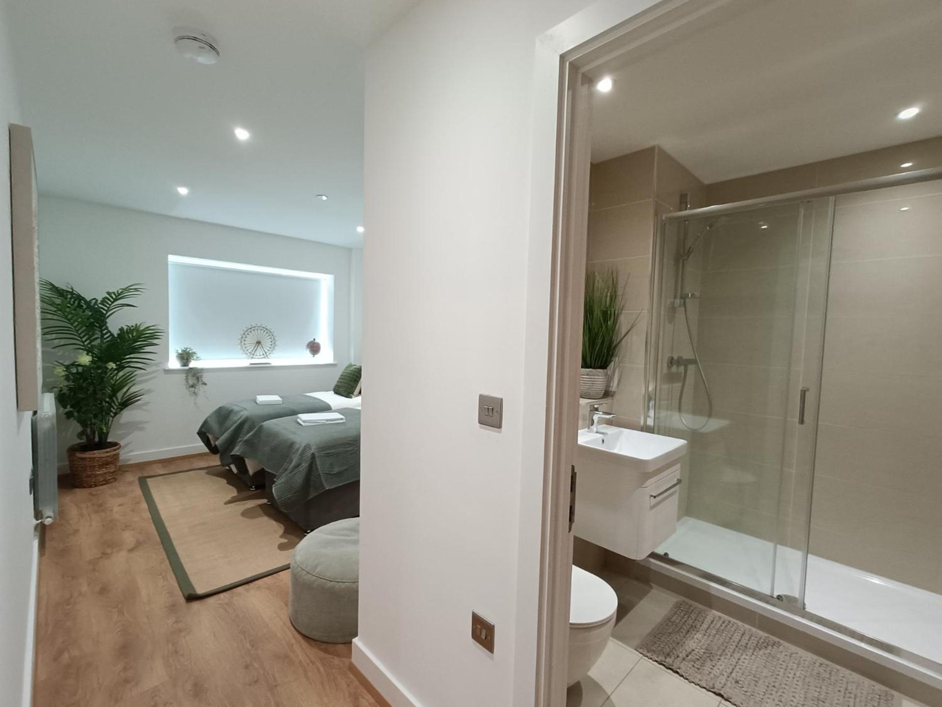 Snuggle Inn - Riverside Apartments - Views Over Looking London River Thames, Close To O2 Arena, London Excel, London City Airport, Thames Clipper- River Boat Service, Woolwich Ferry, Onsite Parking, Twin Room Option Available المظهر الخارجي الصورة