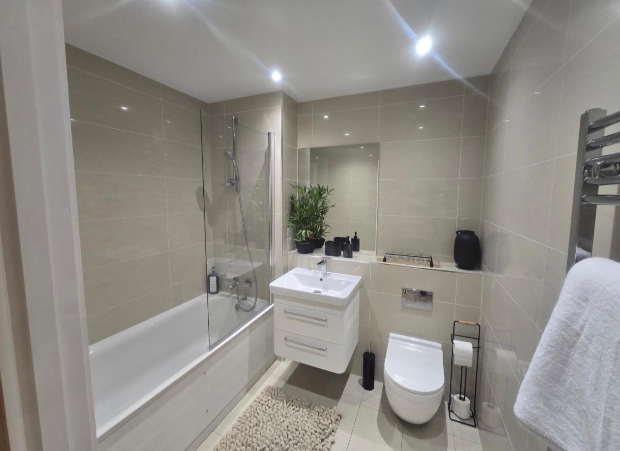 Snuggle Inn - Riverside Apartments - Views Over Looking London River Thames, Close To O2 Arena, London Excel, London City Airport, Thames Clipper- River Boat Service, Woolwich Ferry, Onsite Parking, Twin Room Option Available المظهر الخارجي الصورة