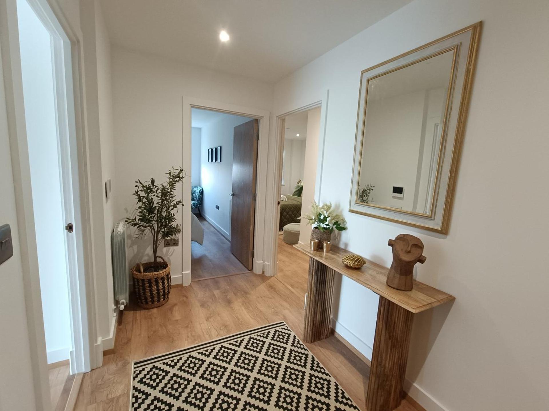 Snuggle Inn - Riverside Apartments - Views Over Looking London River Thames, Close To O2 Arena, London Excel, London City Airport, Thames Clipper- River Boat Service, Woolwich Ferry, Onsite Parking, Twin Room Option Available المظهر الخارجي الصورة
